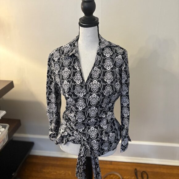 Ann Taylor Black & White Damask Wrap Blouse Size 10 - Picture 1 of 5